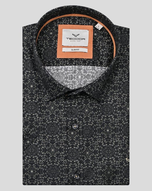 'ЧЕРНА СТРУКТУРНА РИЗА С КЪС РЪКАВ В КОНТРАСТЕН ФЛОРАЛЕН ДЕСЕН