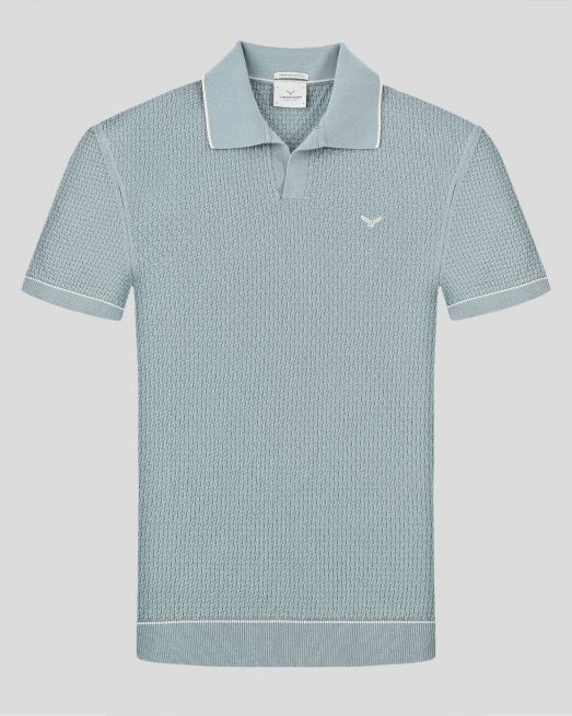 'СВЕТЛОСИНЯ ПОЛО ТЕНИСКА ТИП ПЛЕТИВО С КОНТРАСТНА ДЕСЕНАЦИЯ 