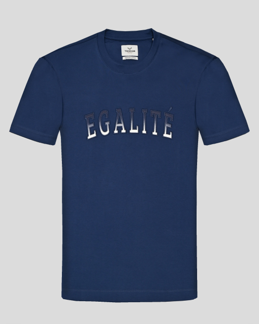 'ДЕНИМ СИНЯ ТЕНИСКА С ОБЛО ДЕКОЛТЕ И КОНТРАСТЕН ПРИНТ С ПРЕЛИВАЩ НАДПИС