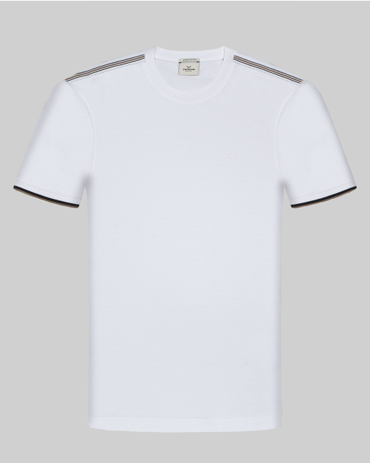 'БЯЛА ТЕНИСКА ОТ ВИСОКОКАЧЕСТВЕН ПАМУК SUPIMA С КОНТРАСТНИ ДЕСЕНАЦИИ