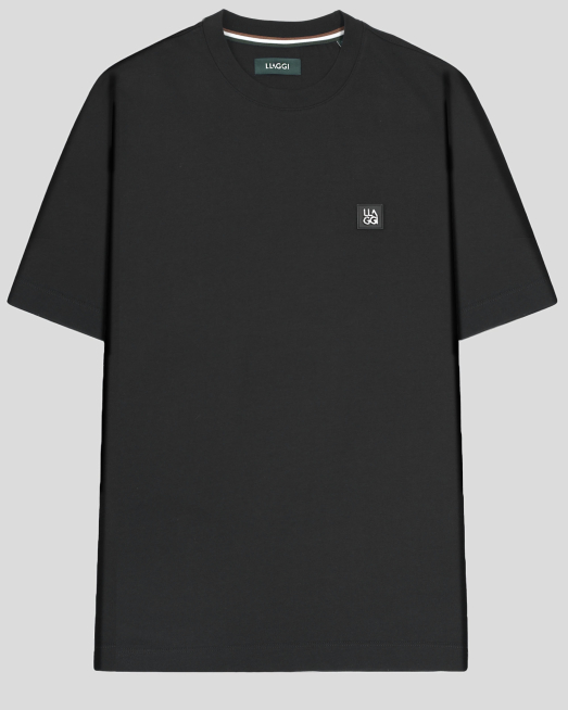 'ЧЕРНА ОВЪРСАЙЗ ТЕНИСКА С КОЖЕН БАДЖ И МЕТАЛНО ЛОГО