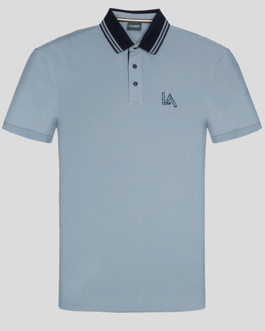 'СВЕТЛОСИНЯ ТЕНИСКА С ЯКА И КОНТРАСТНА ДЕСЕНАЦИЯ 