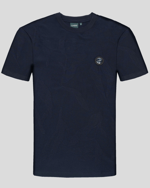 'ТЪМНОСИНЯ ТЕНИСКА С РЕЛЕФНИ ФИГУРИ И ГУМЕН БАДЖ