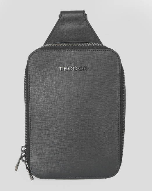 'МАЛКА ЧАНТА ЗА ПРЕЗ РАМО ОТ ЕСТЕСТВЕНА КОЖА С МЕТАЛНО ЛОГО