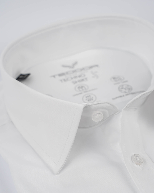 'БЯЛА СИЛНО ВТАЛЕНА РИЗА ОТ ВИСОКО ТЕХНОЛОГИЧЕН ТЕКСТИЛ