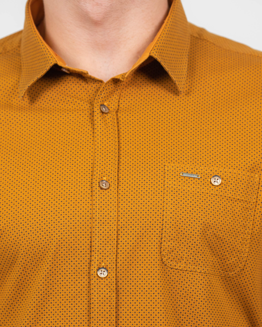 'СИТНО ПРИНТИРАНА РИЗА С МЕТАЛНО ЛОГО В ЦВЯТ ОХРА