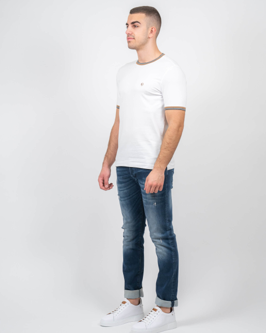 'БЯЛА ТЕНИСКА С ДВУЦВЕТНА БРОДЕРИЯ И ДЕСЕНАЦИИ ОТ ПАМУК 