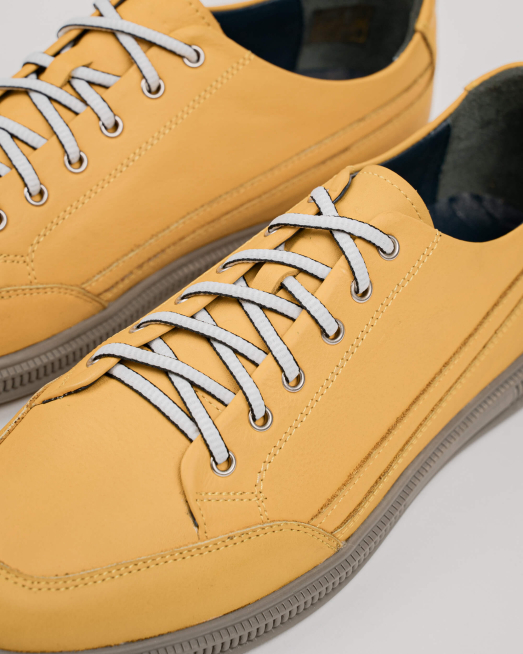 'ЖЪЛТИ ОБУВКИ С ЛОГО