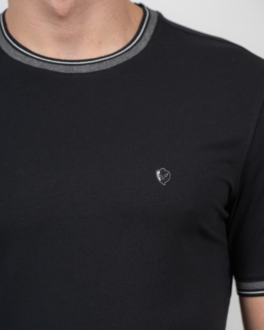 'ЧЕРНА ТЕНИСКА ОТ ПАМУК С ДВУЦВЕТНО ЛОГО И ДЕСЕНАЦИИ