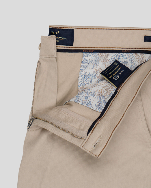 'БЕЖОВ ПАНТАЛОН ВЪВ ВТАЛЕН СИЛУЕТ И ИТАЛИАНСКИ ДЖОБ