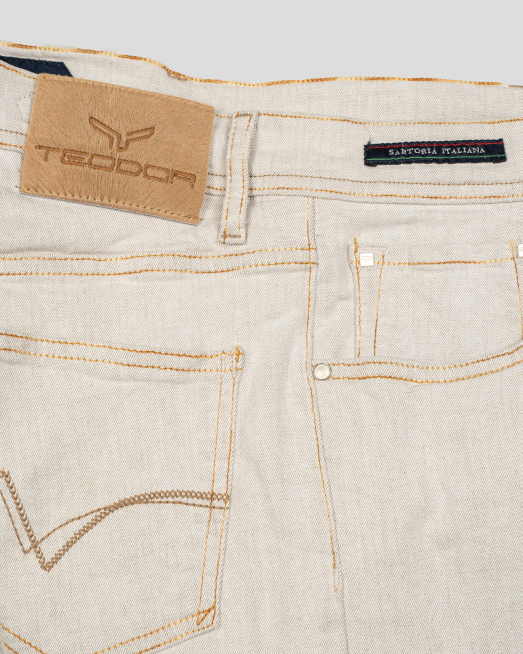 'СВЕТЛО БЕЖОВИ БЕРМУДИ С КОНТРАСТНА ЕМБЛЕМА