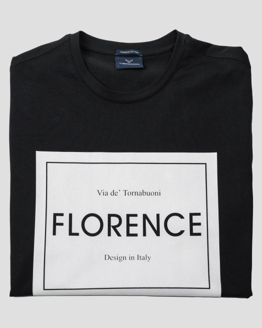 'ЧЕРНА ТЕНИСКА С МЕТАЛЕН ЛОГО АКСЕСОАР И  ПРИНТ