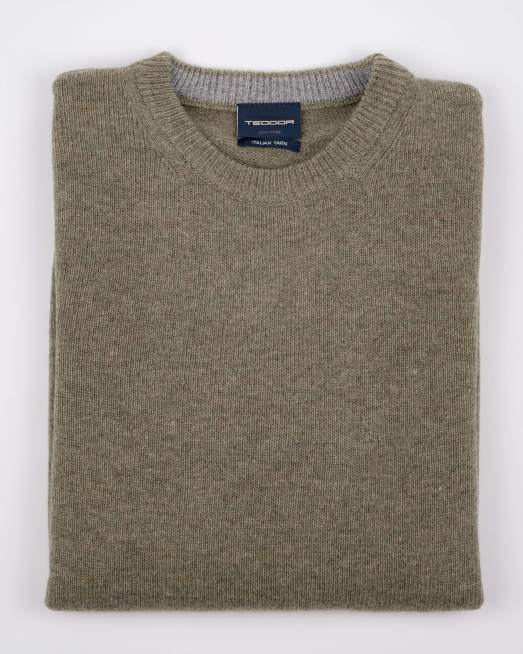 'ВЪЛНЕН ПУЛОВЕР В ЦВЯТ КАКИ С КОЖЕН АКСЕСОАР