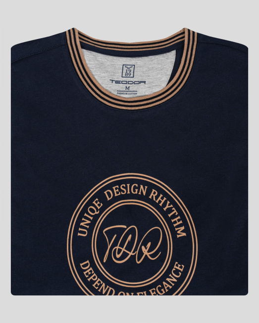 'ТЪМНО СИНЯ ТЕНИСКА С ДЕСЕНАЦИИ И ЩАМПА