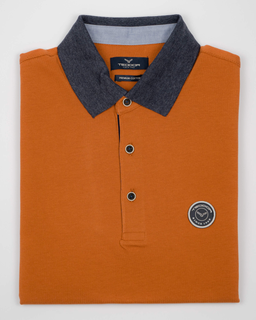 'БЛУЗА В ОРАНЖЕВ ЦВЯТ С ЛОГО НА ГЪРДИ И КОНТРАСТНИ КОПЧЕТА