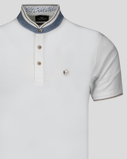 'БЯЛА ТЕНИСКА С КОНТРАСТНА ПОПСКА ЯКА И ДВУЦВЕТНА БРОДЕРИЯ ЛОГО