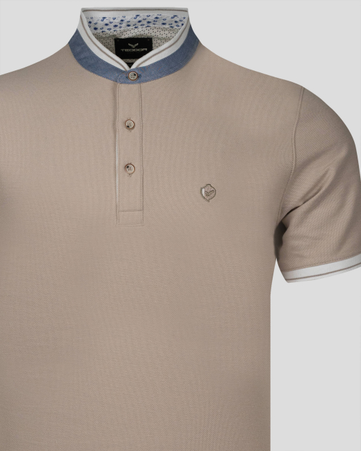 'БЕЖОВА ТЕНИСКА С КОНТРАСТНА ЯКА И ДВУЦВЕТНО ЛОГО