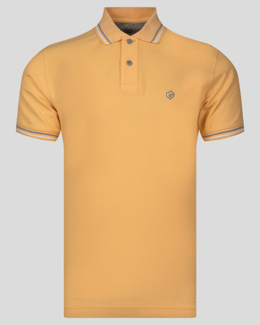 'ЖЪЛТА ТЕНИСКА С ПОЛО ЯКА И ТРИЦВЕТНА БРОДЕРИЯ ЛОГО