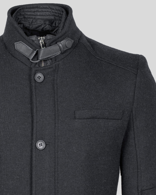 'ЧЕРНО ВЪЛНЕНО ПАЛТО С ПОДВИЖЕН ЕЛЕК И ЗАКОПЧАЛКА С КОЖЕНИ ЕЛЕМЕНТИ