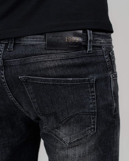 'ЧЕРНИ ДЪНКОВИ БЕРМУДИ С ИЗТЪРКАН ЕФЕКТ И НАКЪСВАНИЯ 