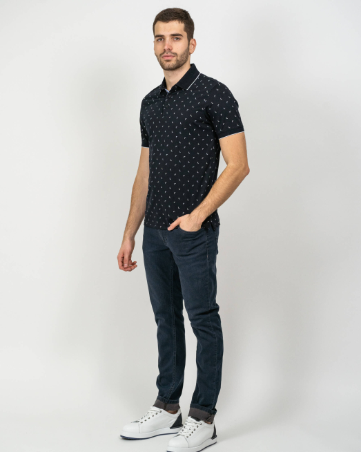 'ТЪМНО СИНЯ ТЕНИСКА В СИТЕН ЛОГО ПРИНТ С КОНТРАСТНИ КАНТОВЕ