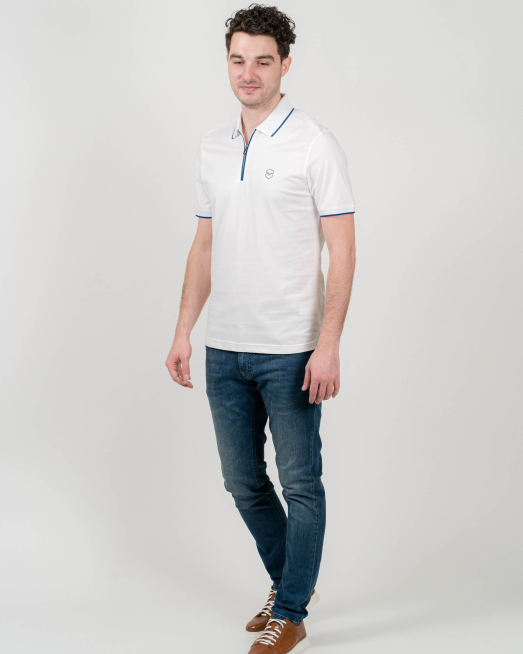 'БЯЛА ТЕНИСКА С КОНТРАСТИ И ЛОГО