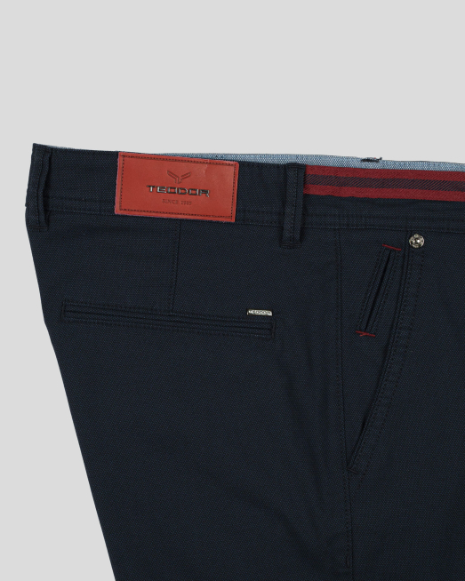 'ТЪМНО СИНИ БЕРМУДИ С КОНТРАСТЕН КОЛАН И ЕМБЛЕМА