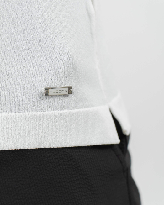 'БЯЛА ПЛЕТЕНА ТЕНИСКА С ТОНАЛНА РЕЛЕФНА ДЕСЕНАЦИЯ