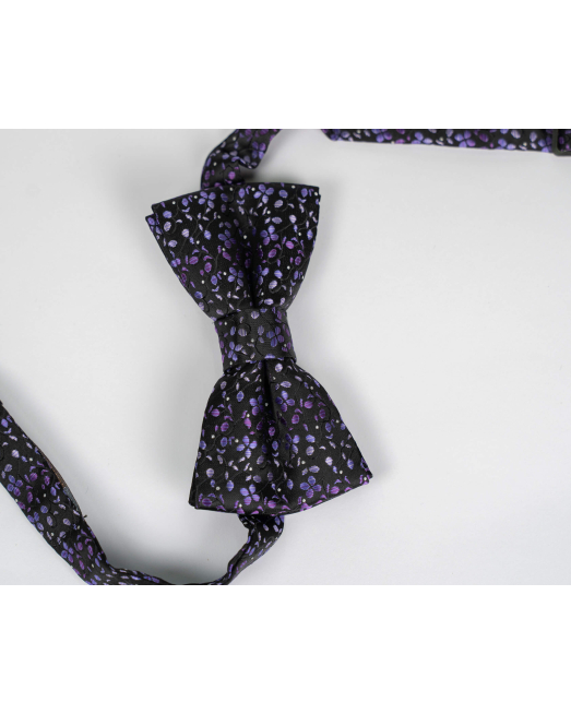 'ЧЕРНА ПАПИЙОНКА НА ЛИЛАВИ ЦВЕТЯ