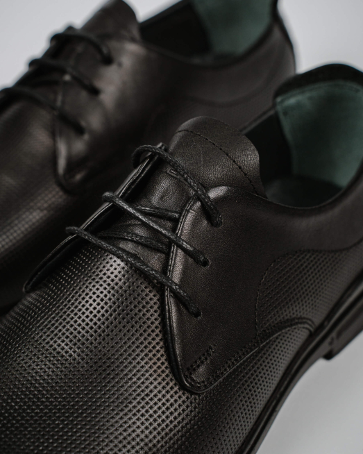 'ЧЕРНИ ОБУВКИ С ПЕРФОРАЦИИ И ЛОГО