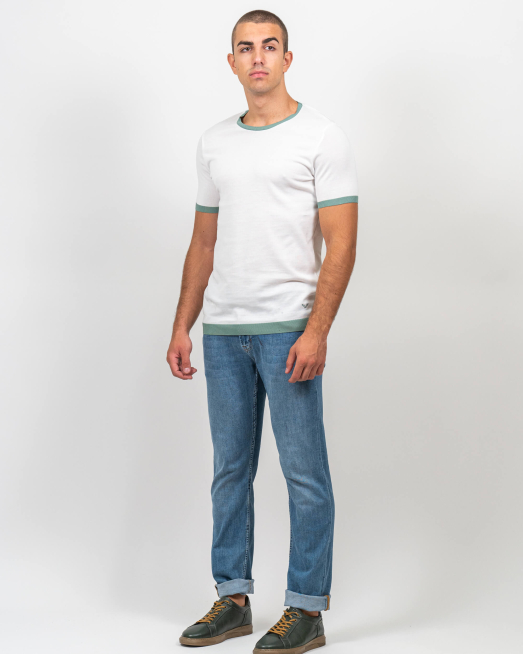 'БЯЛА МЕРСЕРИЗИРАНА ТЕНИСКА С КОНТРАСТИ И БРОДЕРИЯ ЛОГО