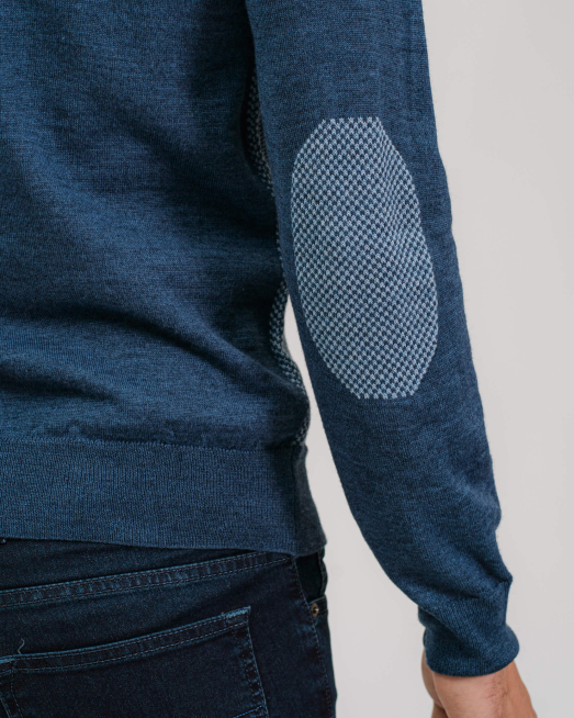 'СИН ВЪЛНЕН ПУЛОВЕР С МЕТАЛНО ЛОГО