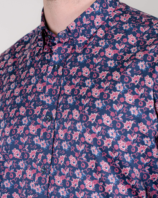 'ТЪМНО СИНЯ РИЗА С РОЗОВ ФЛОРАЛЕН ПРИН ОТ САТЕНИРАН ПАМУК