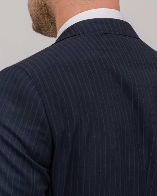 'ТЪМНО СИН ВТАЛЕН КОСТЮМ В РАЙЕ