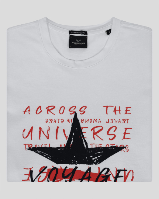 'БЯЛА БИЕ ТЕНИСКА С ЦВЕТЕН ПРИНТ И ЛОГО