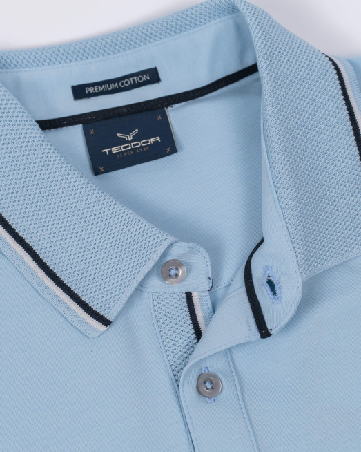 'СВЕТЛО СИНЯ ТЕНИСКА С БРОДЕРИЯ ЛОГО И РЕЛЕФНА ЯКА ОТ PREMIUM ПАМУК 