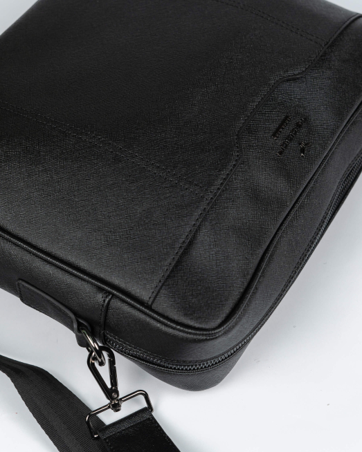 'ЧЕРНА ЧАНТА ЗА ЛАПТОП ОТ СТРУКТУРНА КОЖА