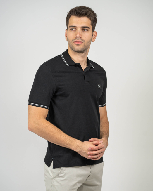 'ЧЕРНА ТЕНИСКА С ДЕСЕНАЦИИ НА ЯКА И БАНДОВЕ И ГУМИРАНО ЛОГО