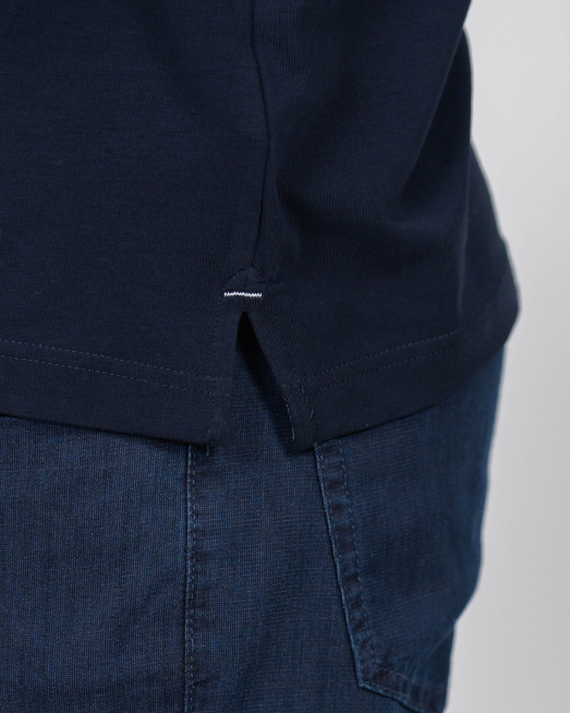 'ТЪМНО СИНЯ ТЕНИСКА С ДЕСЕНАЦИИ И РЕЛЕФНА ЯКА ОТ PREMIUM ПАМУК