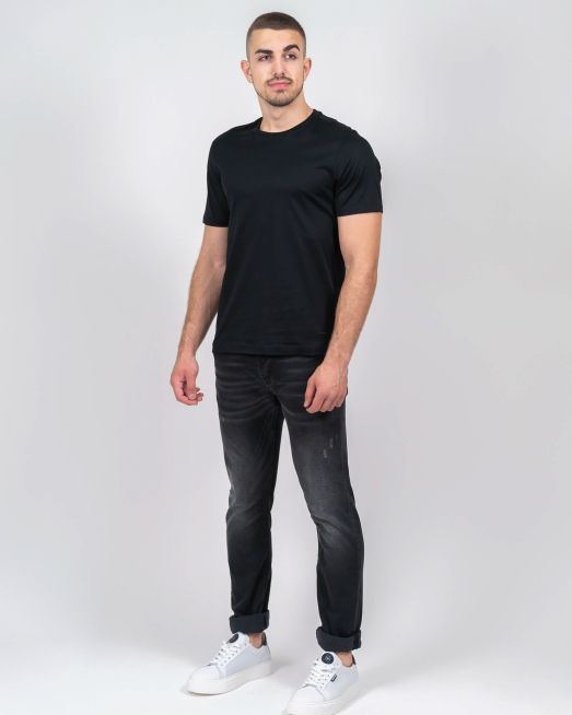 'ЧЕРНА ТЕНИСКА ОТ ДВОЙНО МЕРСЕРИЗИРАН ПАМУК БАЗОВ МОДЕЛ С МЕТАЛНО ЛОГО