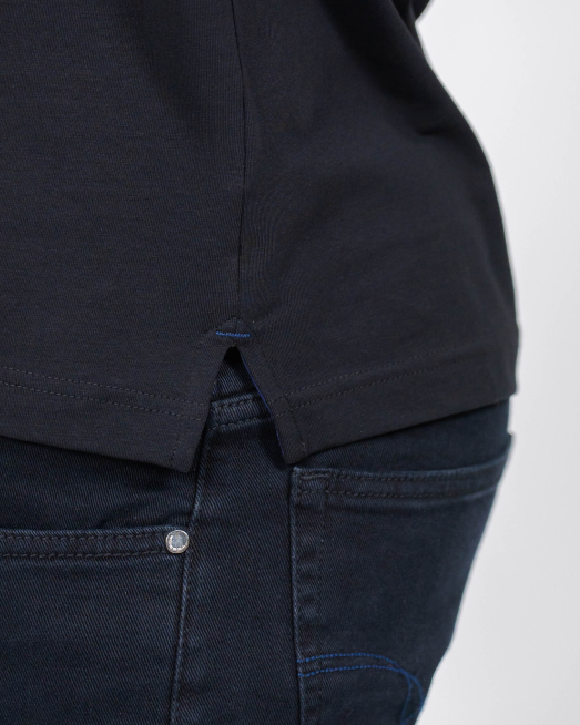 'ЧЕРНА ТЕНИСКА С РЕЛЕФНА ЯКА И КОНТРАСТНИ КАНТОВЕ ОТ PREMIUM ПАМУК 