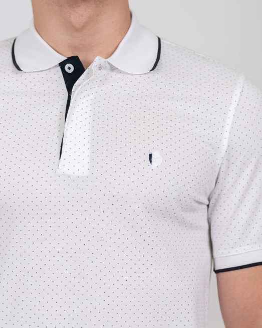 'БЯЛА ТЕНИСКА НА ТОЧКИ С ПОЛО ЯКА И ДЕСЕНАЦИИ ОТ PREMIUM ПАМУК 