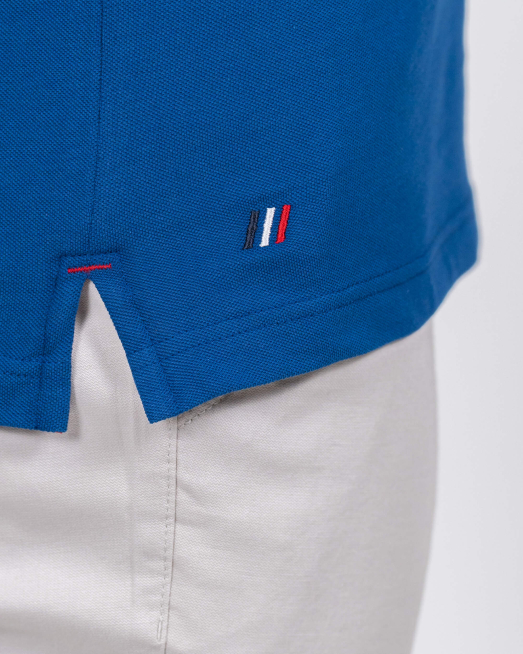 'СРЕДНО СИНЯ ТЕНИСКА С ТРИЦВЕТЕН ШИРИТ ОТ PREMIUM ПАМУК