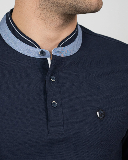 'ТЪМНО СИНЯ ТЕНИСКА С ПОПСКА ЯКА И ДВУЦВЕТНО ЛОГО