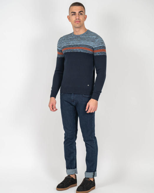 'ТЪМНО СИН ПУЛОВЕР С КОНТРАСТНА ЛЕНТА И РЕЛЕФНА ПЛЕТКА