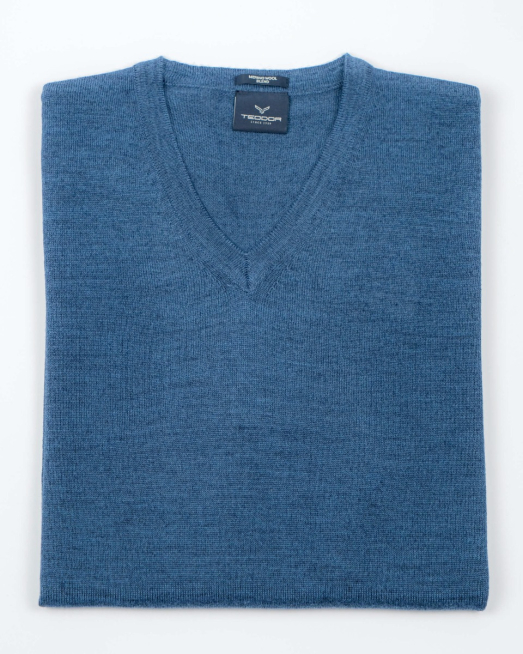 'ПУЛОВЕР ШПИЦ ДЕКОЛТЕ ОТ ФИНА ВЪЛНА МЕРИНО В ДЕНИМ СИН ЦВЯТ