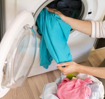 Как да спрем пускането на боя от дрехи?